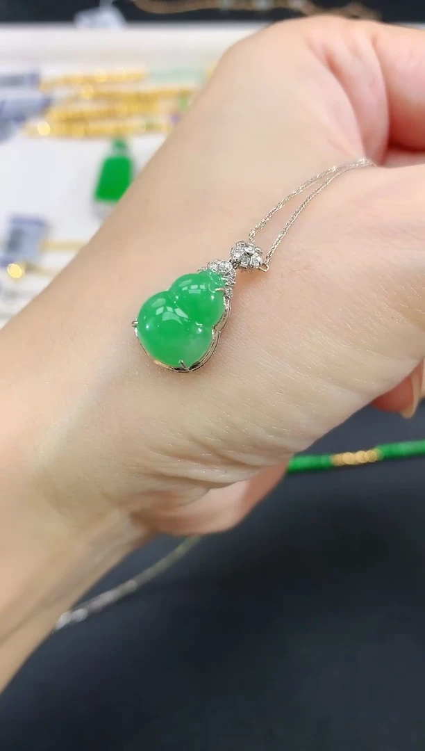 吊坠(赠链)18K金镶嵌翡翠葫芦|3500