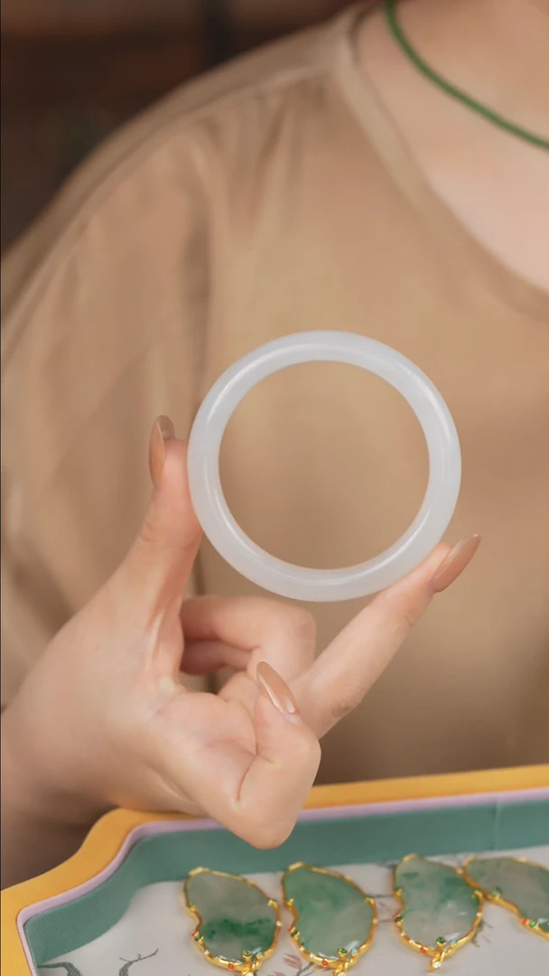 和田玉手镯未镶嵌和田白玉素镯 国风珠宝