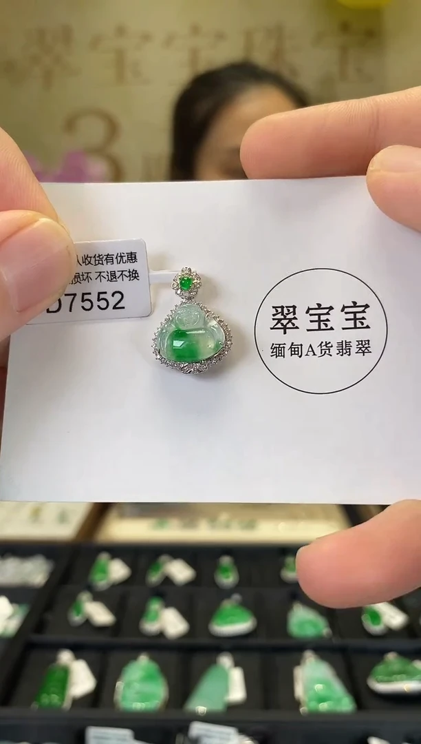 颈饰18K金镶嵌翡翠D7552 佛公 含运营费