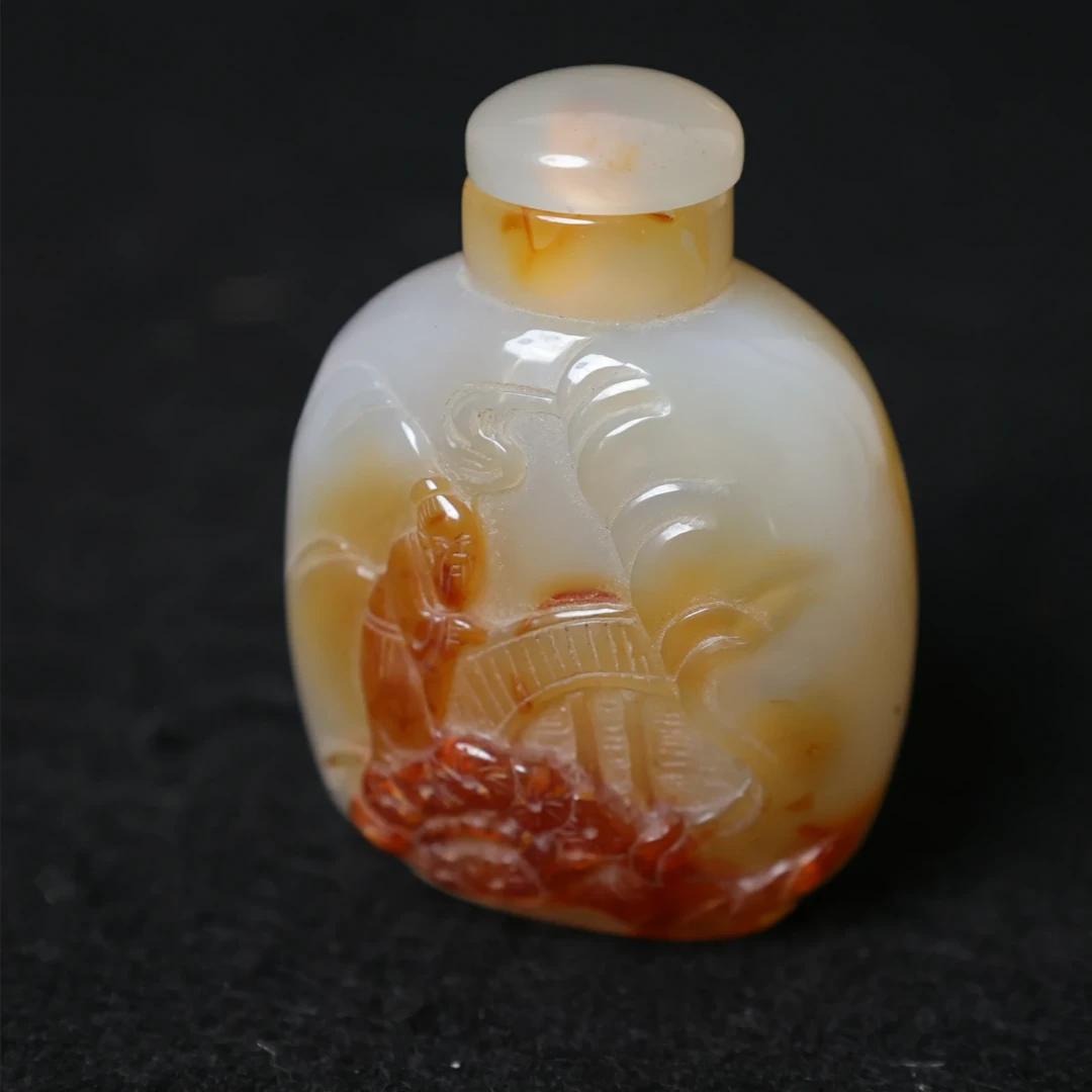 13G2 清 玛瑙俏色浮雕高仕图鼻烟瓶