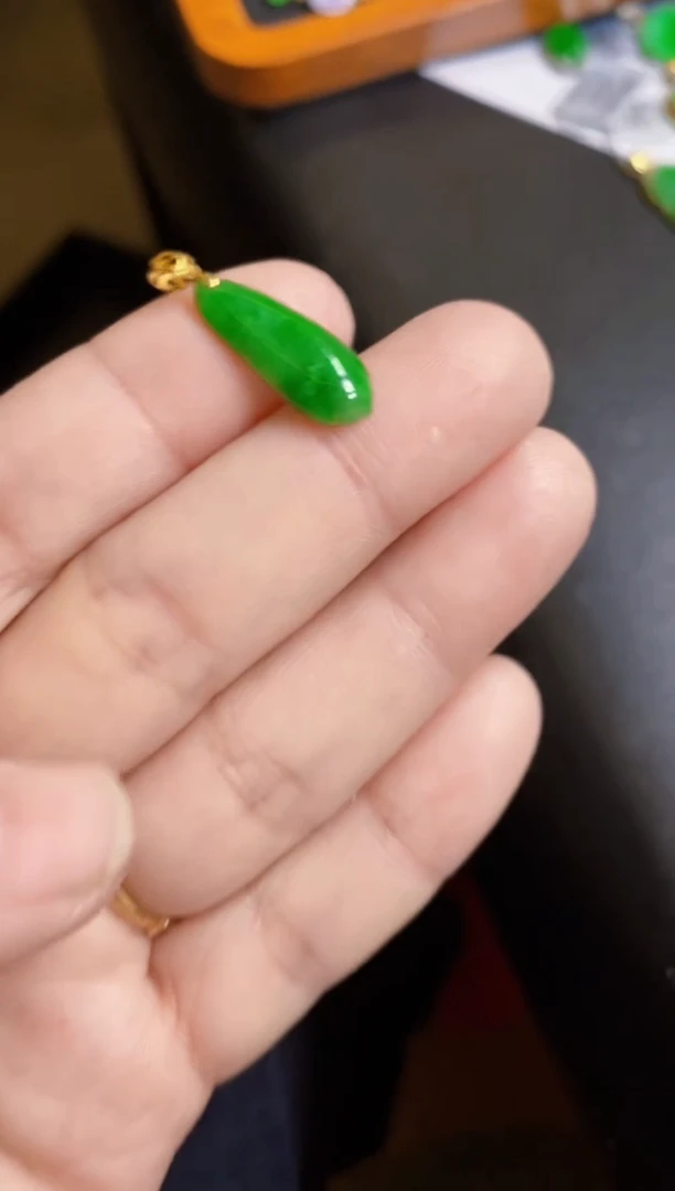 【闪购商品】翡翠颈饰18K金镶嵌吊坠