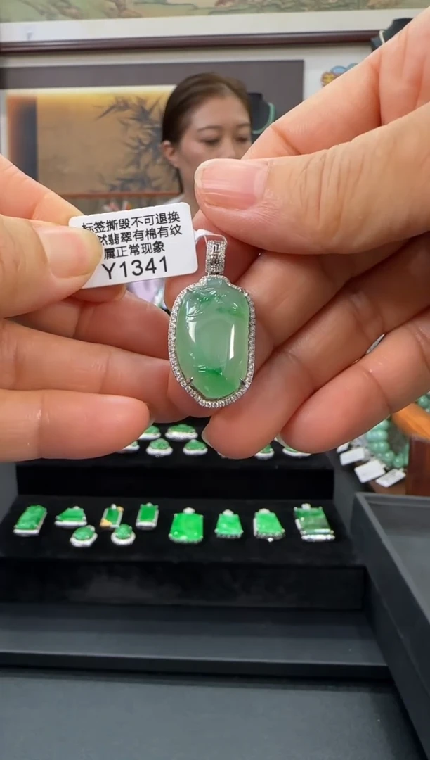 翡翠18K金镶嵌颈饰Y1341福果