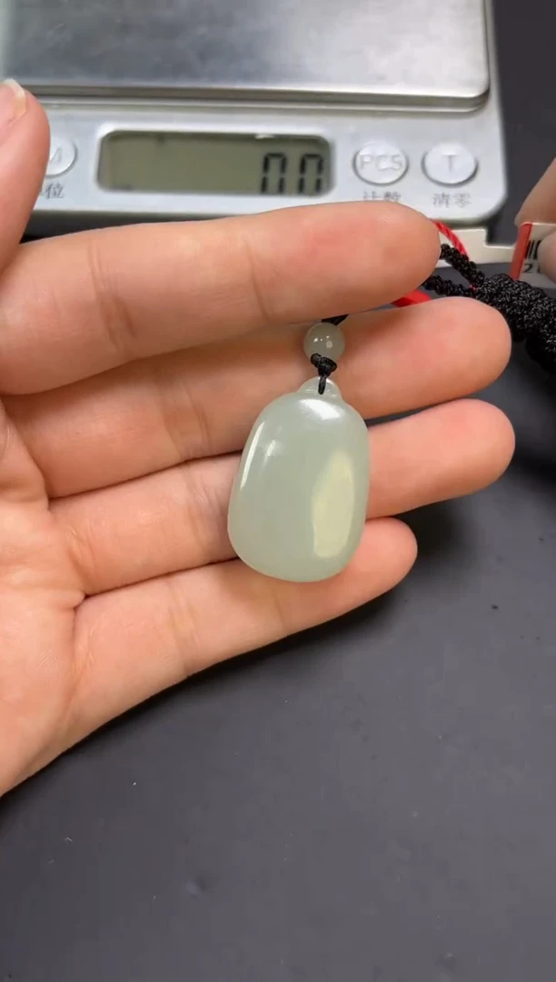 【闪购商品】和田玉吊坠(赠链)未镶嵌且末微色差近矿吊坠