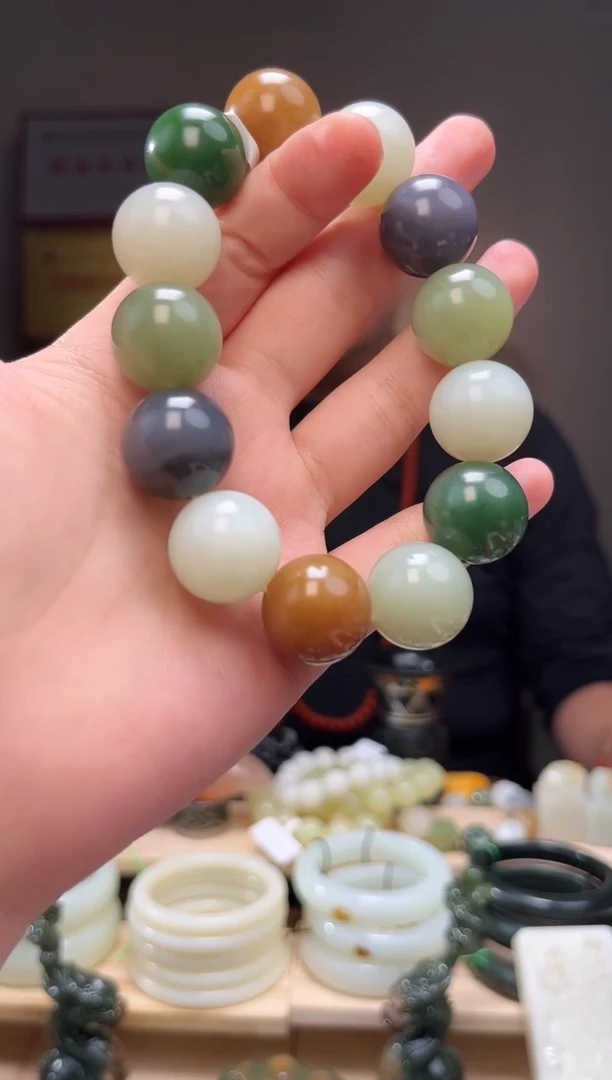 颈饰未镶嵌和田玉韭***蛋手串