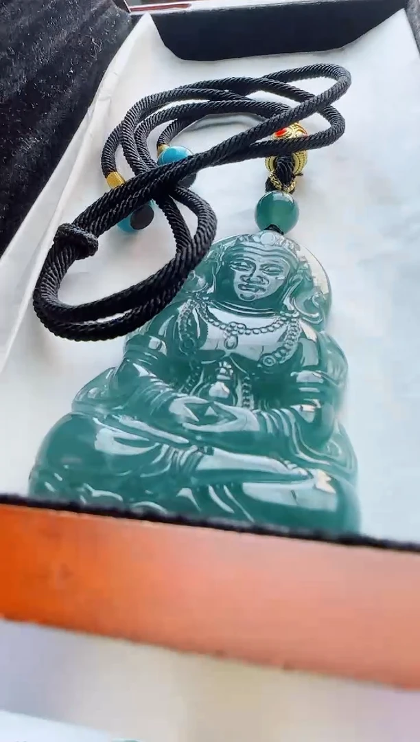 翡翠未镶嵌颈饰多样性发货其中一件