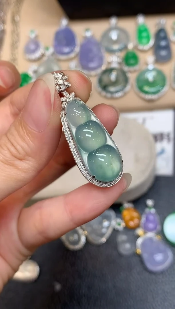 颈饰18K金镶嵌翡翠福豆【无服务费