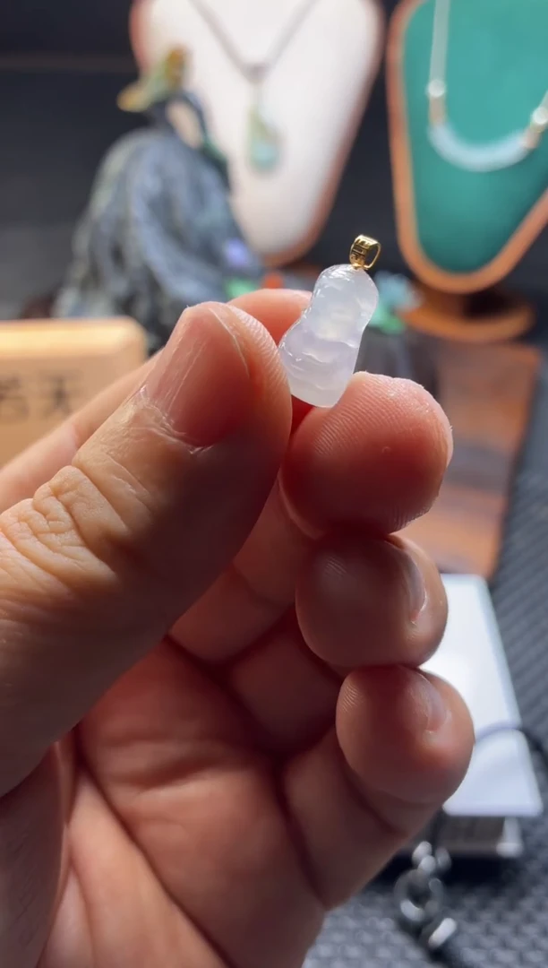 颈饰18K金镶嵌翡翠豆**渣宝宝佛
