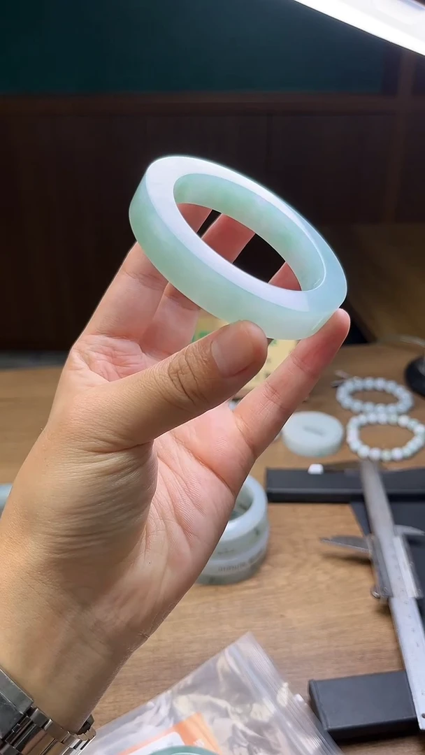 未镶嵌手镯定制翡翠英*定制