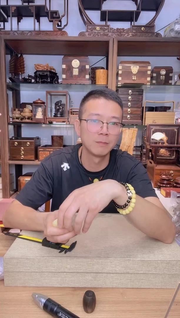 乌木类书架?**?401塑料带黄手把件年年有鱼