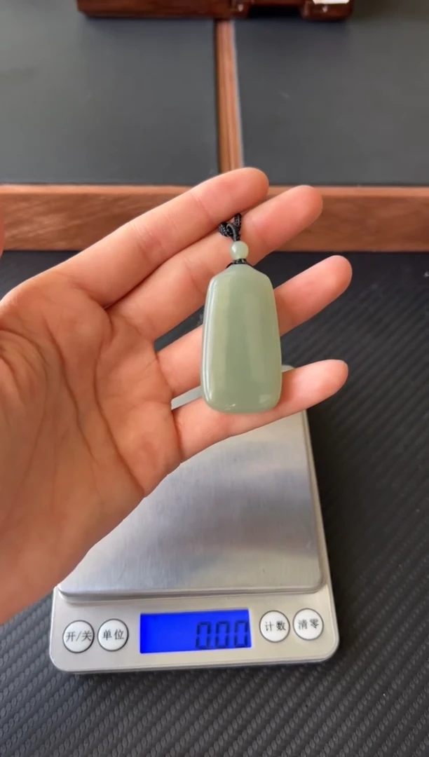 和田玉未镶嵌吊坠(赠链)且末微色差近矿