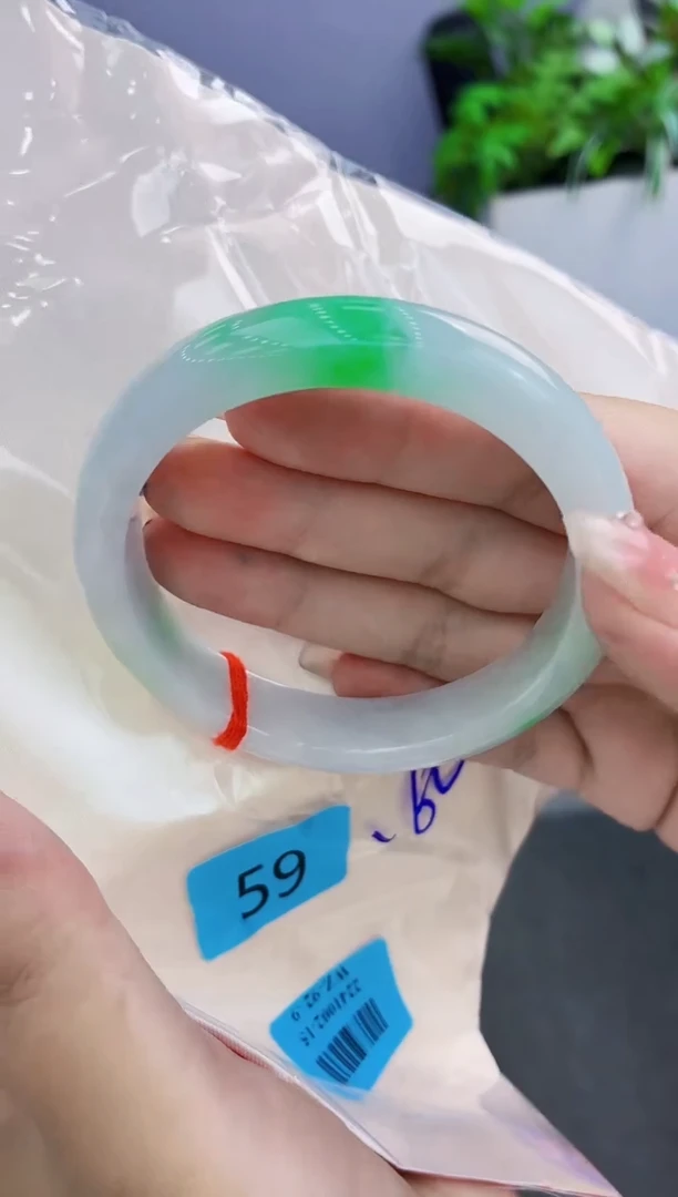 翡翠手镯未镶嵌翡翠手镯