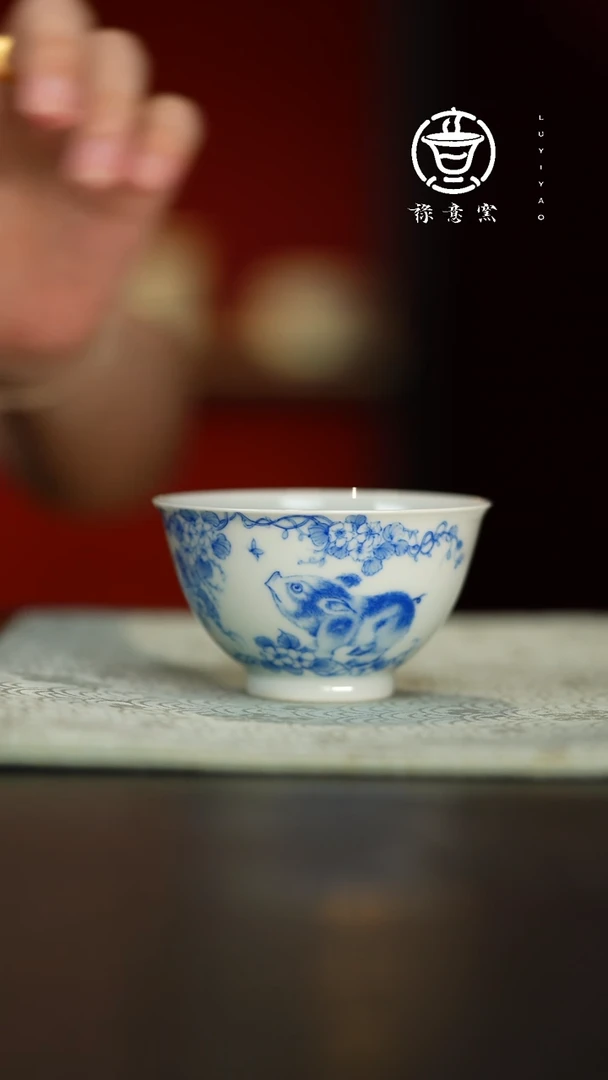 禄意窑青花花小猪饮杯
