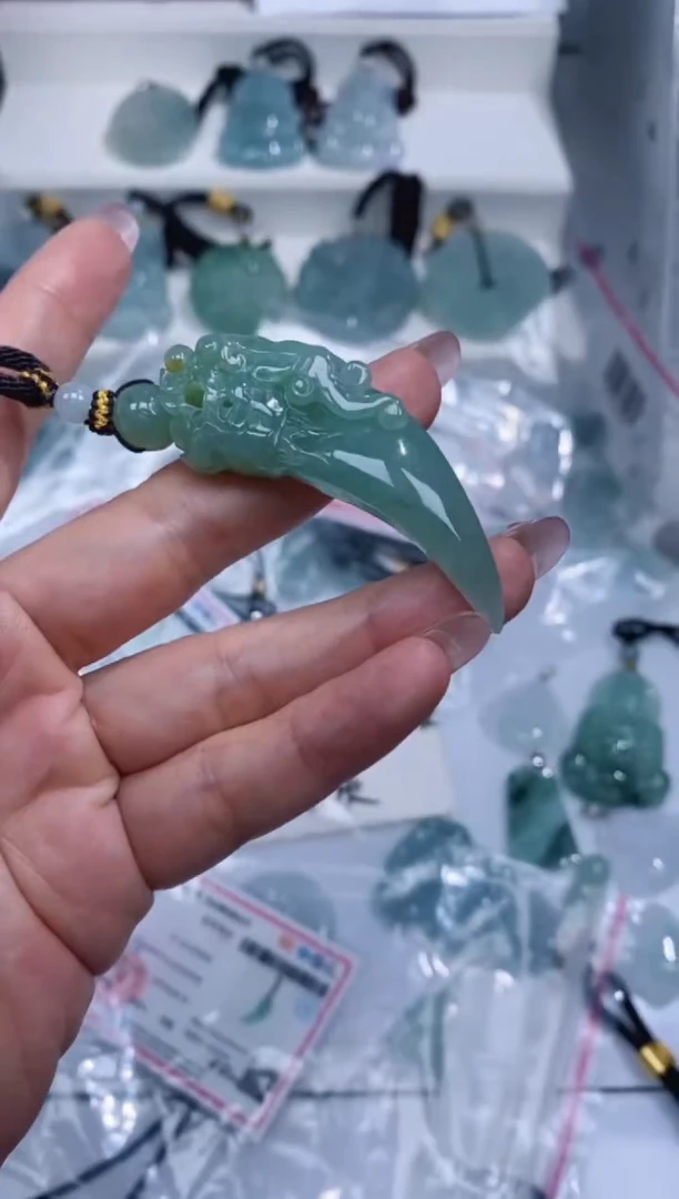 颈饰未镶嵌翡翠吊坠