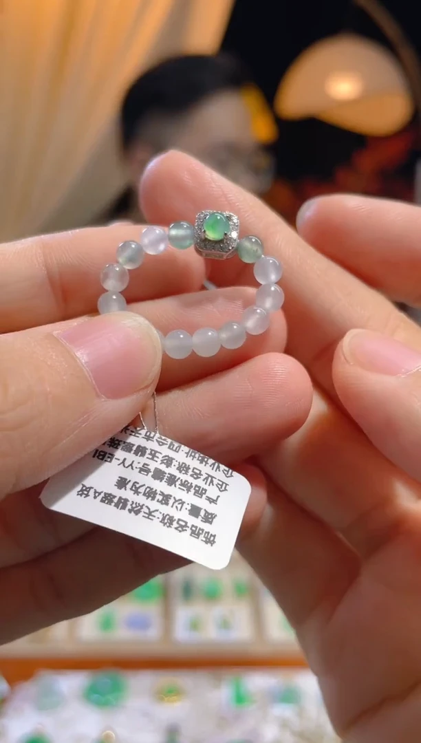 翡翠未镶嵌颈饰戒指