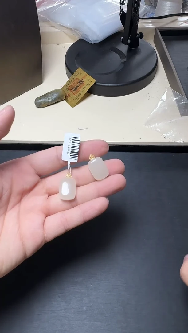 和田玉18K金镶嵌颈饰和田玉无事牌吊坠多样性发其一