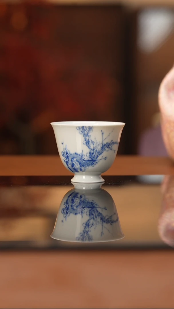 杯看山柴窑青花梅花