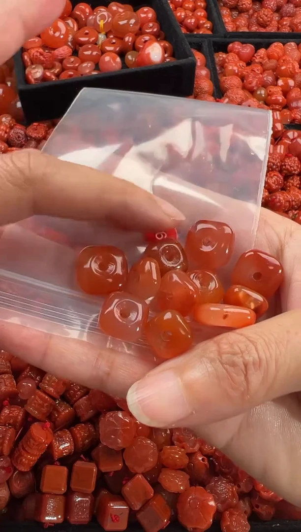 南红玛瑙未镶嵌颈饰1