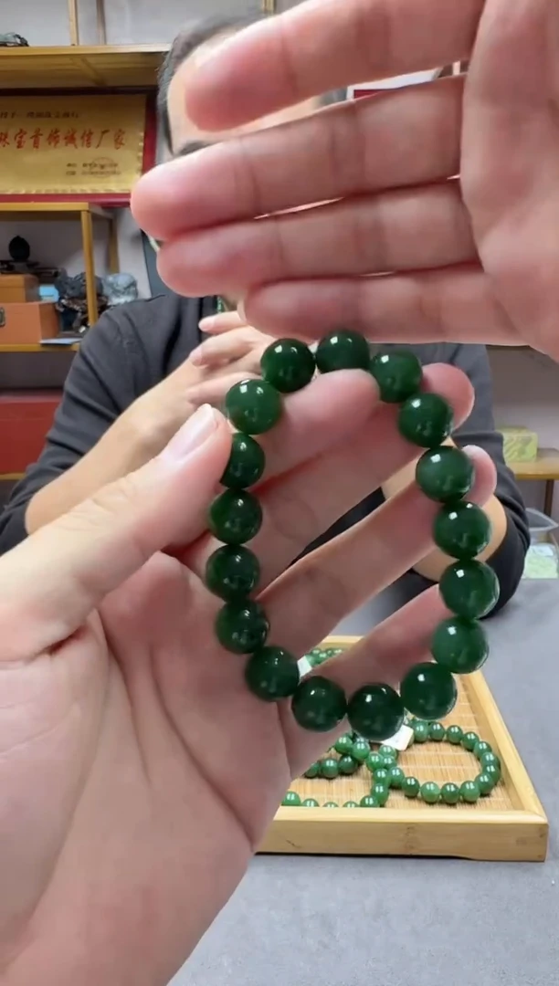 未镶嵌手链和田玉12俄碧辣绿