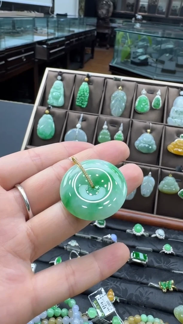 颈饰18K金镶嵌翡翠天**泪平安扣