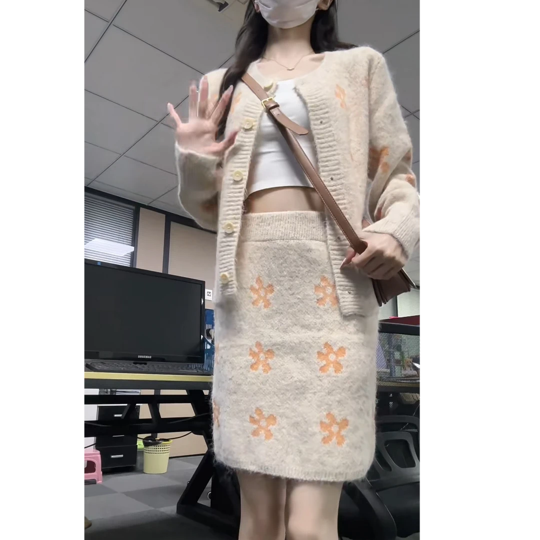 入秋一整套女装2025新款韩版圆领印花短款针织开衫包臀短裙两件套