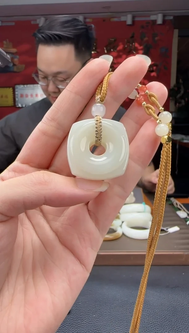 和田玉未镶嵌颈饰山流水平安扣