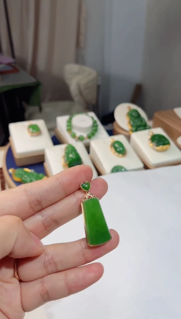 和田玉18K金镶嵌颈饰无事牌