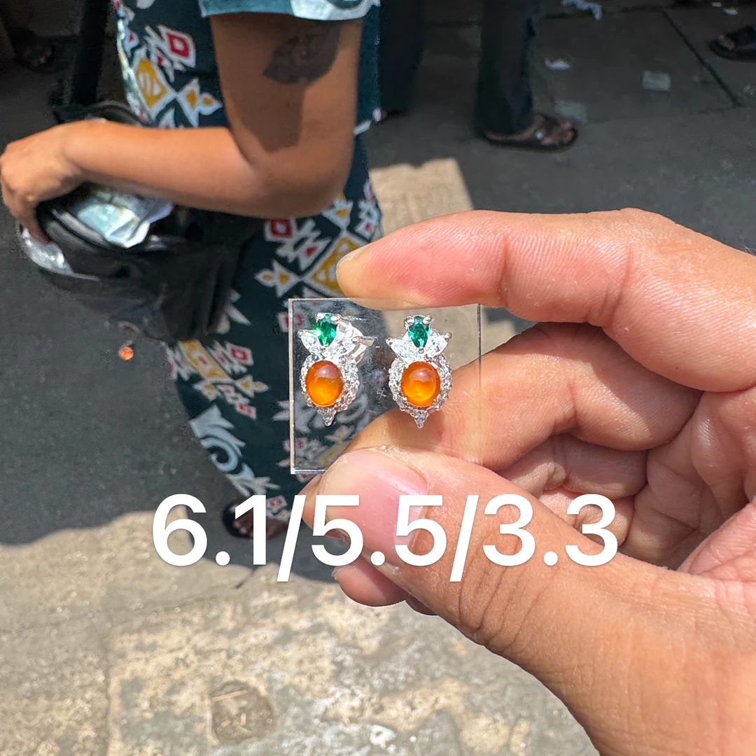 0610(小哪吒在源头)玻璃种翡翠炸光黄翡耳钉干净杠味荧光足M30