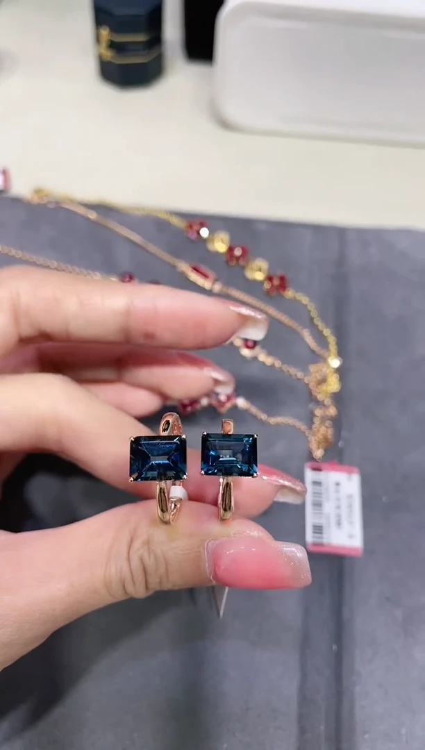 18K金镶嵌托帕石戒指 多样性发其一