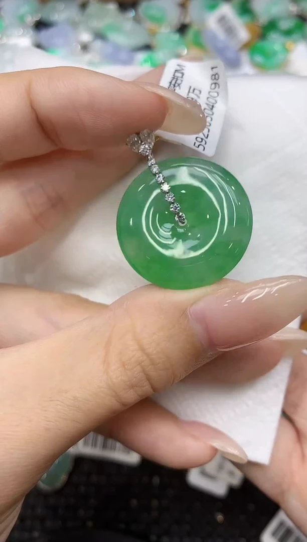 翡翠18K金镶嵌颈饰111111111111