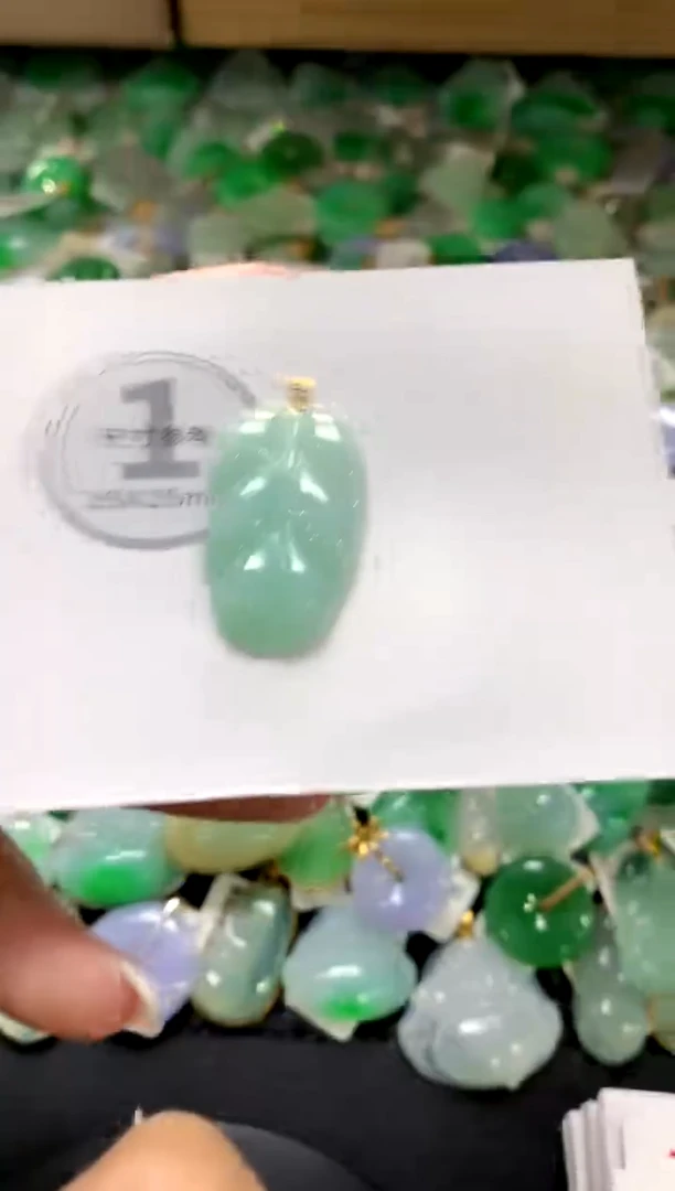 翡翠18K金镶嵌颈饰1111111111111111