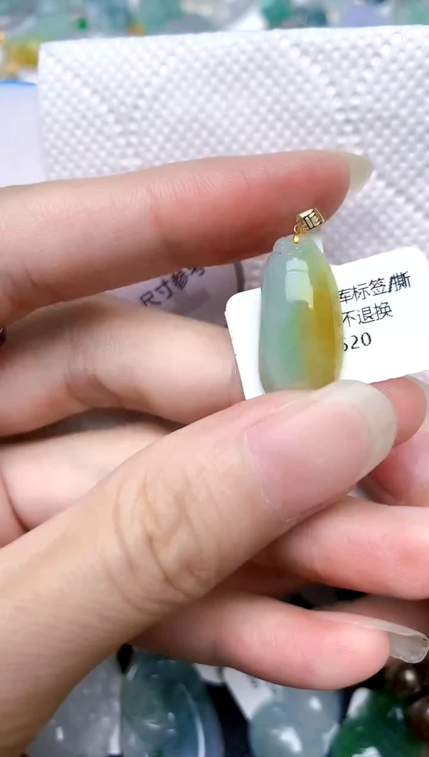 颈饰18K金镶嵌翡翠天然A货翡翠
