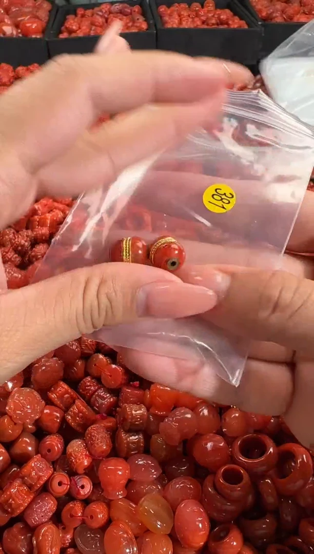 南红玛瑙未镶嵌颈饰1