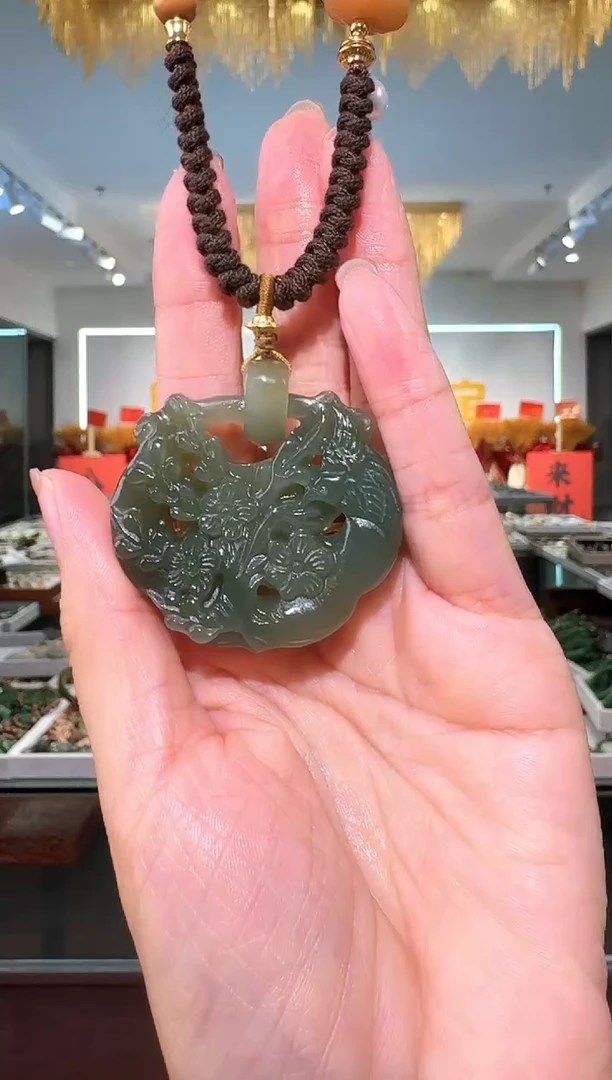 颈饰未镶嵌和田玉锁吊坠
