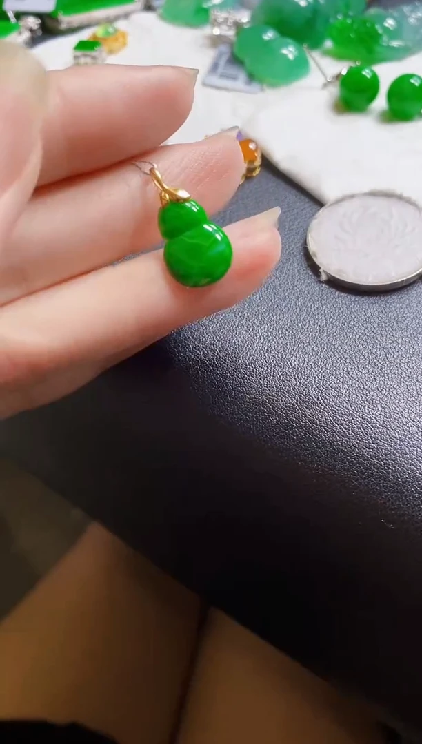翡翠18K金镶嵌颈饰葫芦