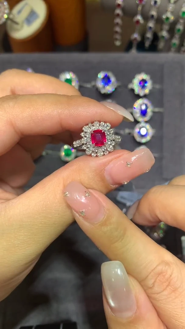 18K金镶嵌戒指红宝石1.02ct