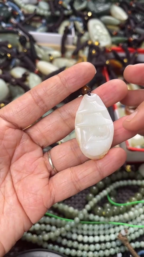 【闪购商品】和田玉颈饰未镶嵌多样性发货没有证书，拍一发一.有瑕