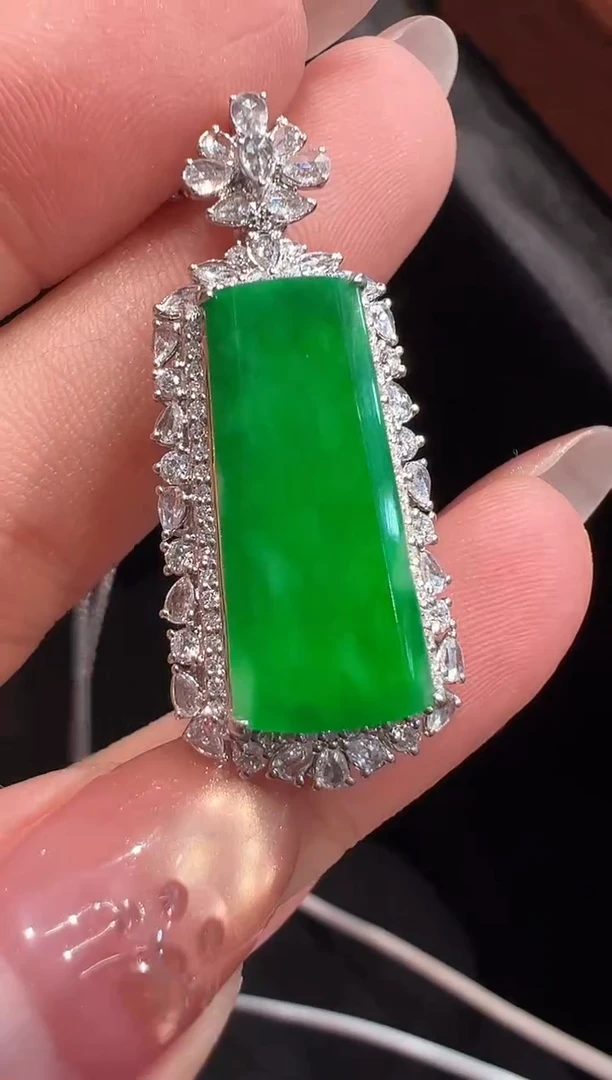 颈饰18K金镶嵌翡翠吊坠