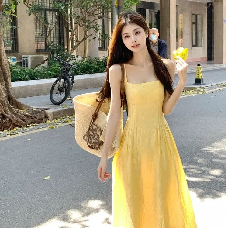 海边度假旅游泰国超好看黄色吊带连衣裙女夏温柔风收腰法式长裙子