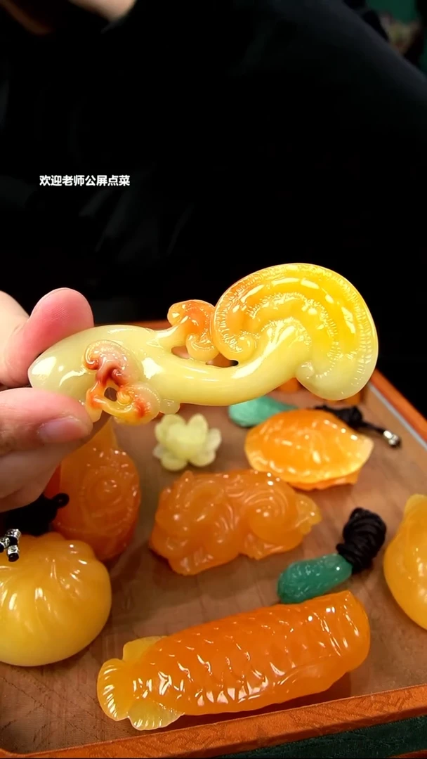 寿山石三彩芙蓉手把件