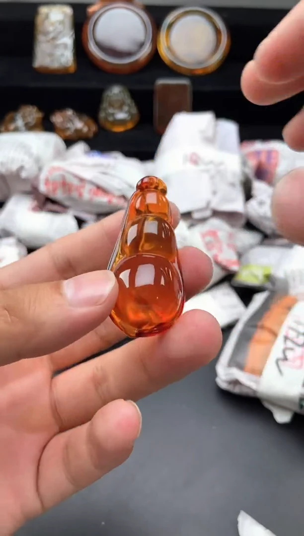 琥珀颈饰未镶嵌棕血珀四季豆吊坠
