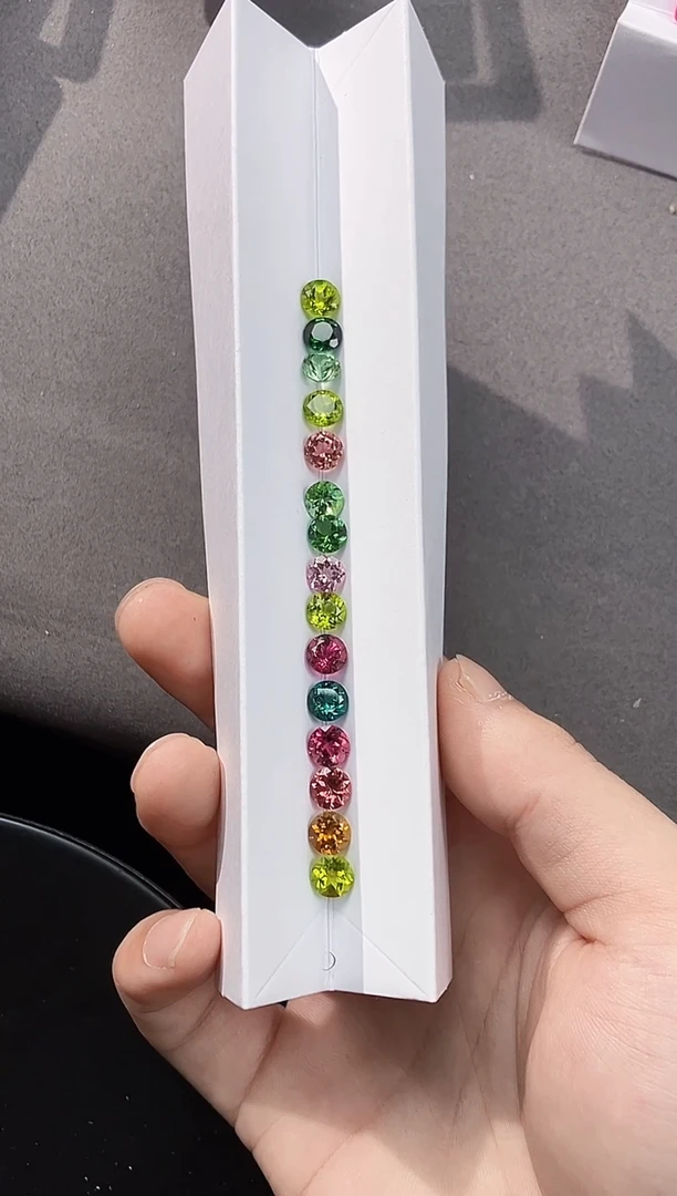 未镶嵌裸石碧玺刘*～9.7克拉  碧玺