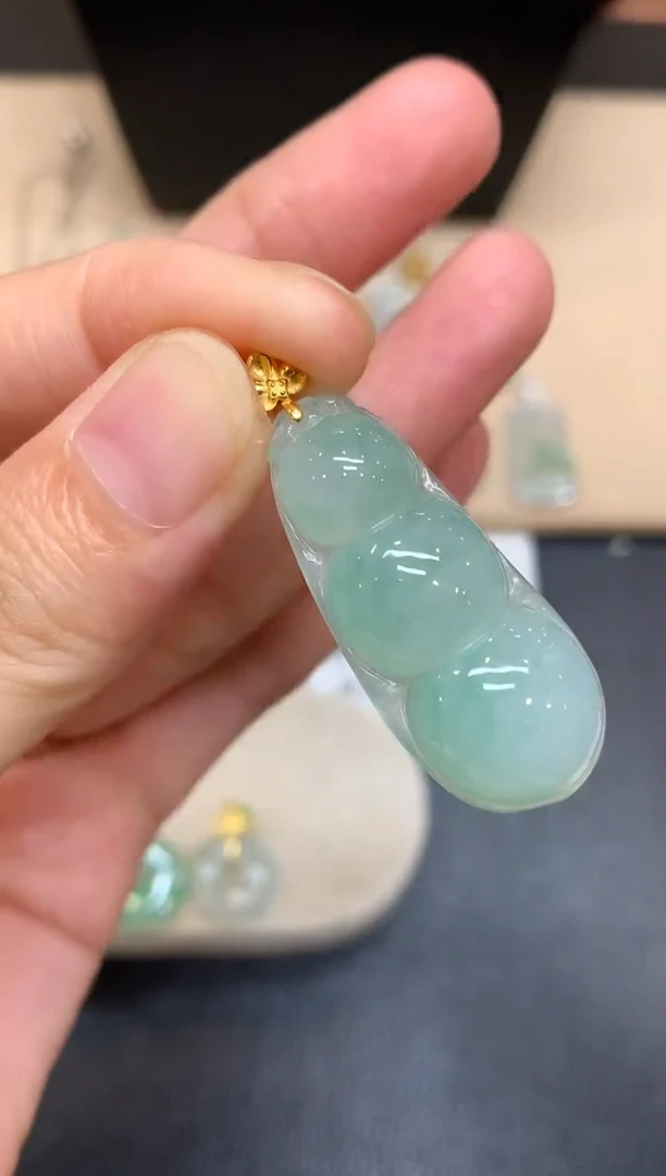 颈饰18K金镶嵌翡翠福豆【无服务费
