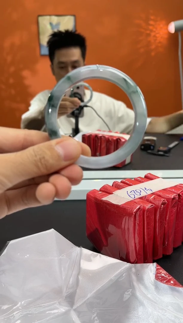 未镶嵌手镯翡翠翡翠手镯（微瑕）