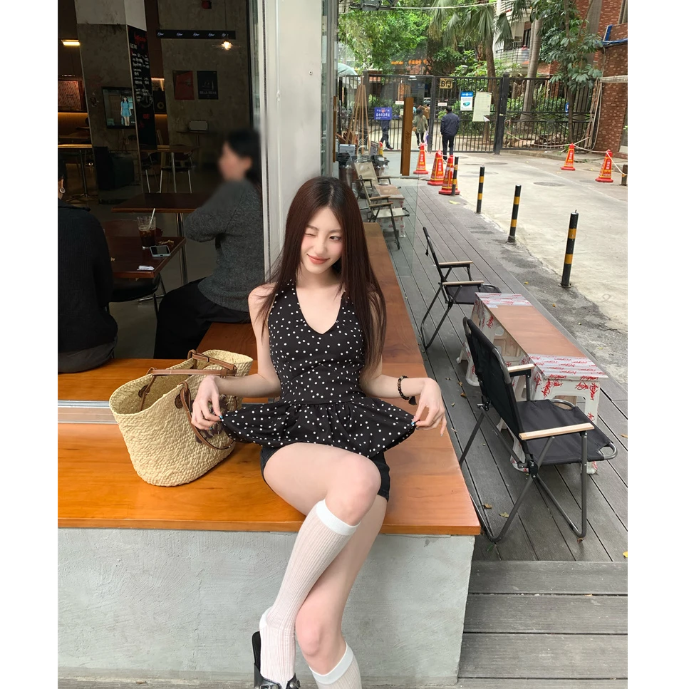 黑色波点v领吊带背心女2025新款修身显瘦挂脖波点无袖上衣