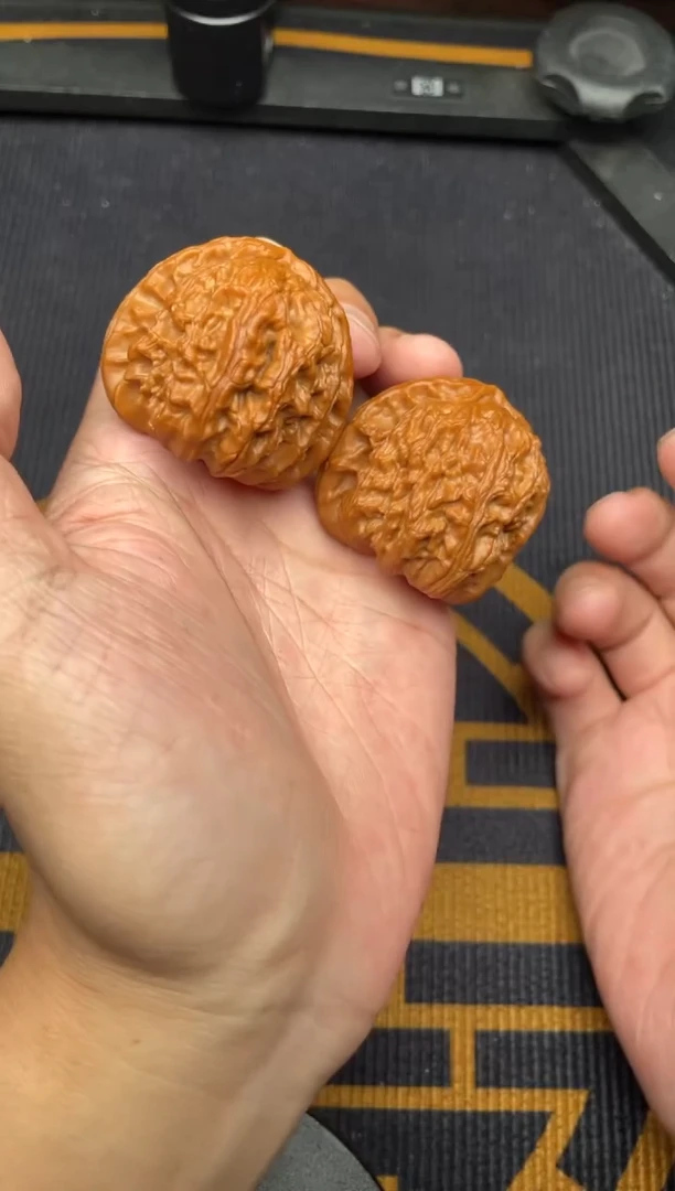 文玩核桃吊坠白狮子41