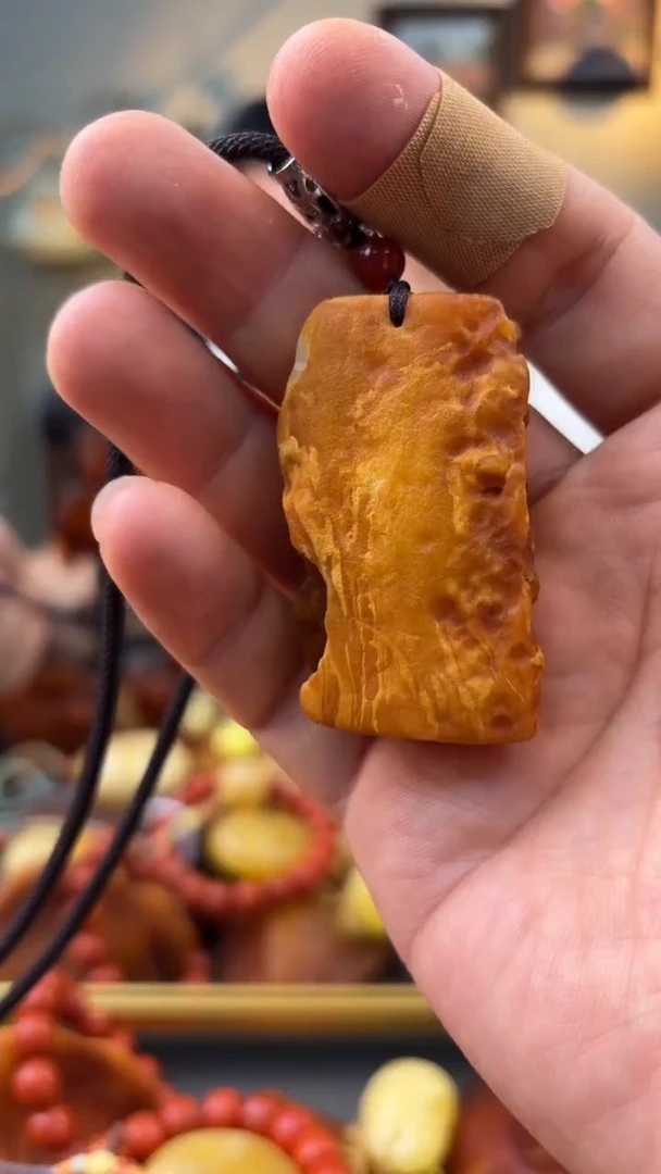未镶嵌颈饰琥珀吊坠