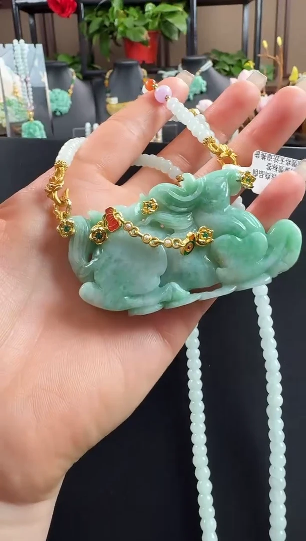 颈饰未镶嵌翡翠马牌