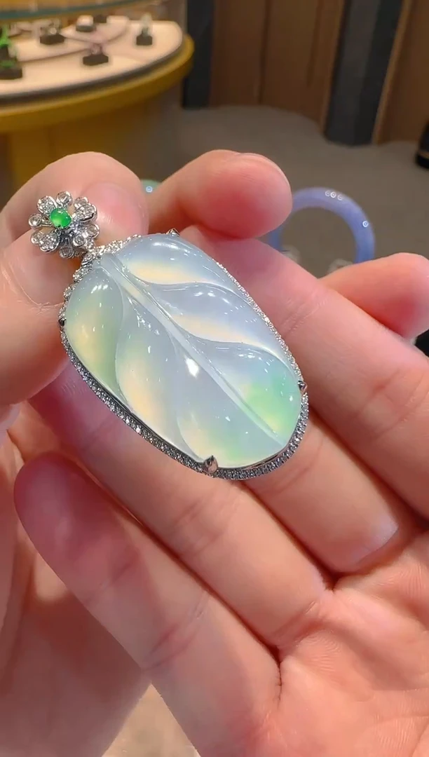 【闪购商品】翡翠吊坠(不含链)18K金镶嵌