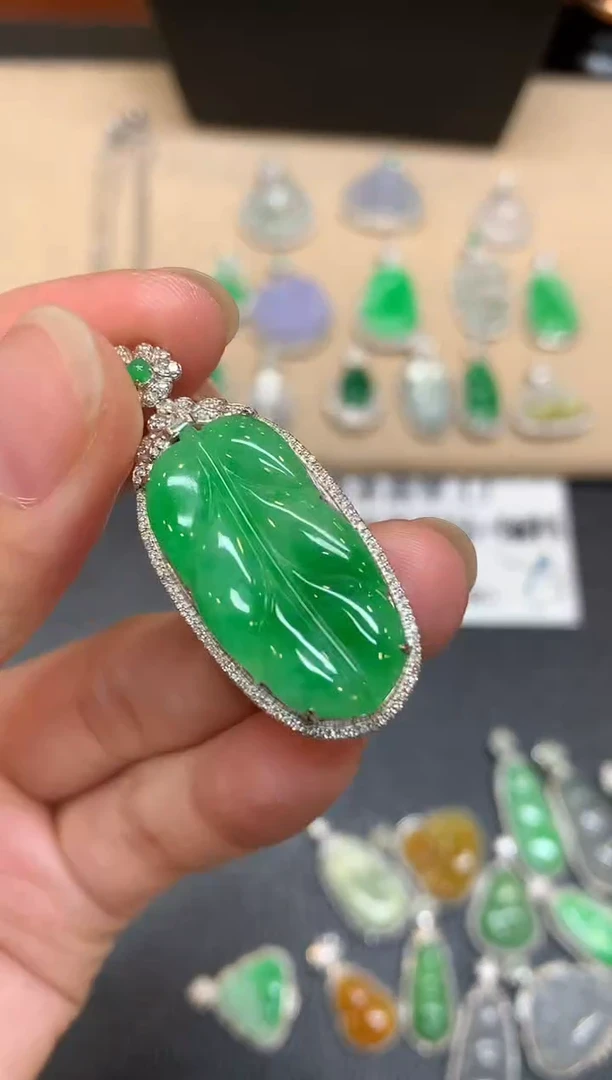 颈饰18K金镶嵌翡翠1树叶【无服务费
