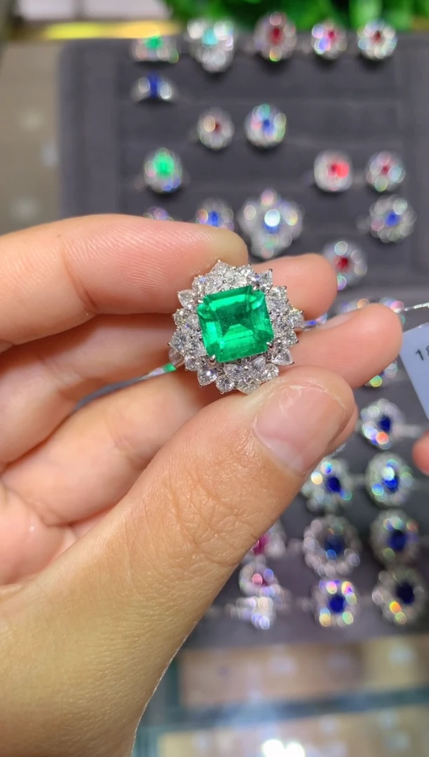 18K金镶嵌戒指祖母绿育2.33ct